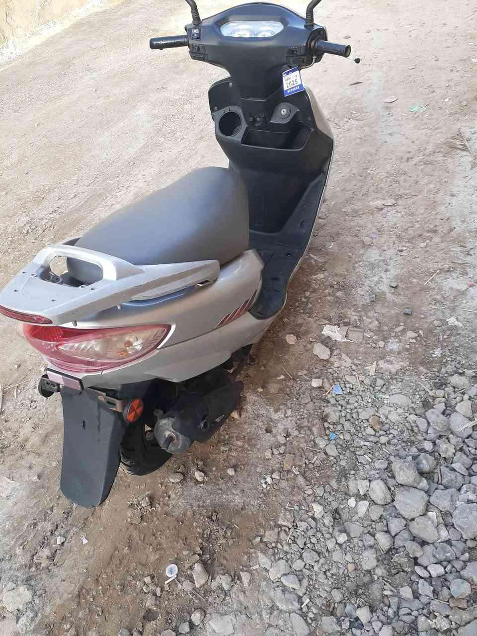 من رخصة الادمن
دراجة سايم ابوعيون للبيع 
شغالة وجاهزه دراجة نضيفه كهربائيات
بريكات كشر نضيف كما موضح قفل صندوق قفل
قفل ستيرن السعر 550 وبي مجال للشراي 
للاستفسار الاتصال ***********
