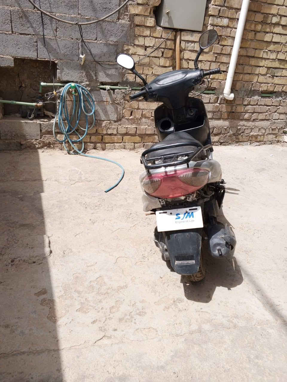 ماطور سايم ابوو عيون للبيع صار بي دخان ابيض وتركته قبل سبوعين كلشي بي شغال لايتات امامي وخلفي والاشاير السعر 200 وبي مجال بسيط للتواصل *********** العنوان فلوجه حي نزال
