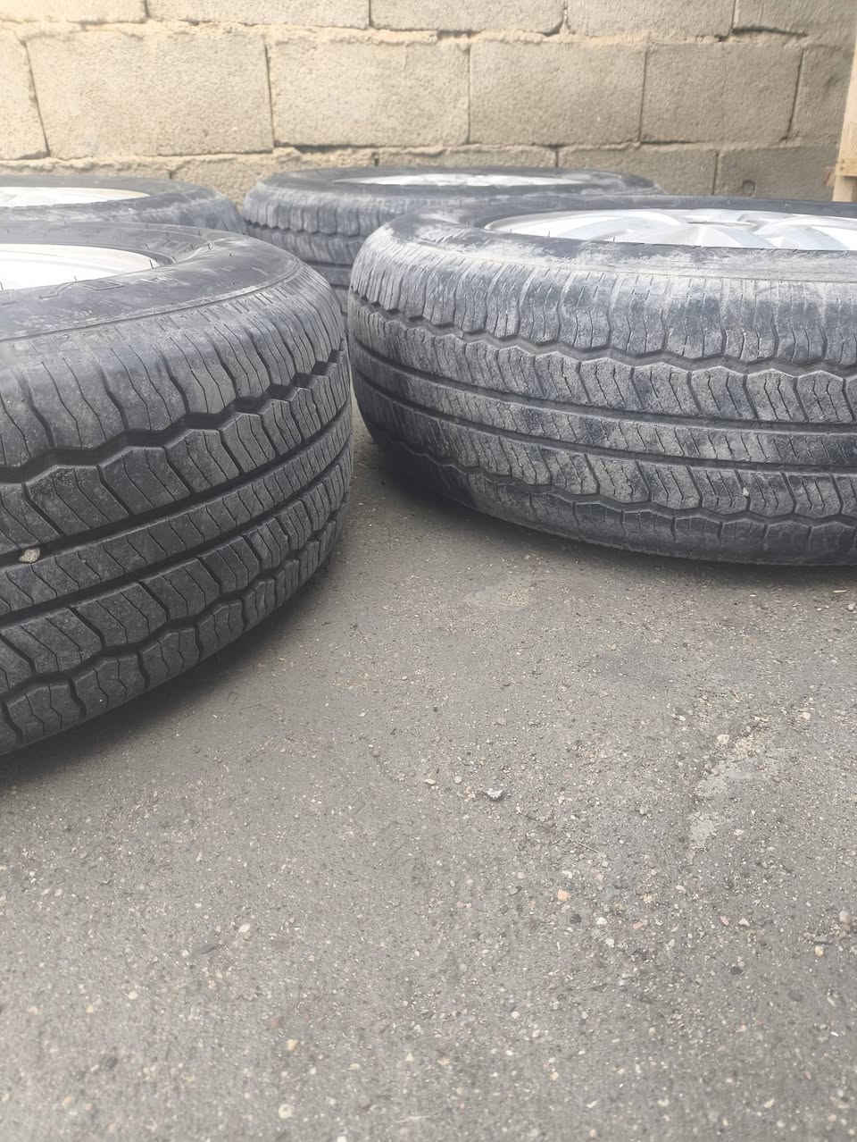 السلام عليكم اخوان عندي ويانا مال دبلوم امهات الحساس اصليات تايرات نص عمر السعر 450 وبيهن مجال قليل مكان الهارثه. ‏‪0784 385 6961‬‏
