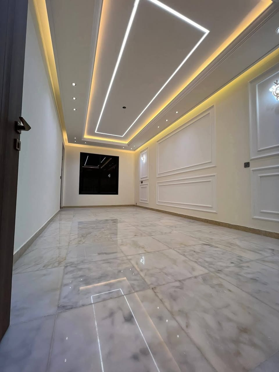 السلام وعليكم خلفة ديكورات وصبغ متفرغ حاليا تسليم مهندس شغل درجة اولى من الحسينية أو خارج الحسينية ماعندي شكال اي واحد يحب يتصل سعر المتر 20 وفوك حسب الديكور *********** واتساب
