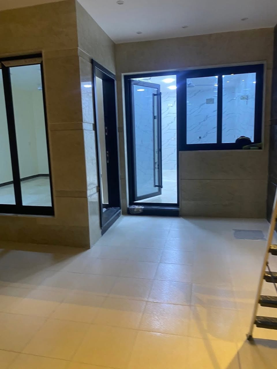 سلام عليكم بناية للبيع المنصور حي دراغ قرب التراث مساحة 126وقع حال 135 واجهة 7,5 تتكون من ثلاث وحدات سكنية كل وحدة تحتوي على غرفتين نوم وصالة ومطبخ وحمام بالإضافة إلى غرفة خدمات للاستفسار الاتصال على )(***********)
