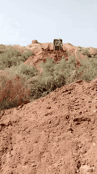 آليات بلدوزر جاهزه للايجار للاتصال ***********
