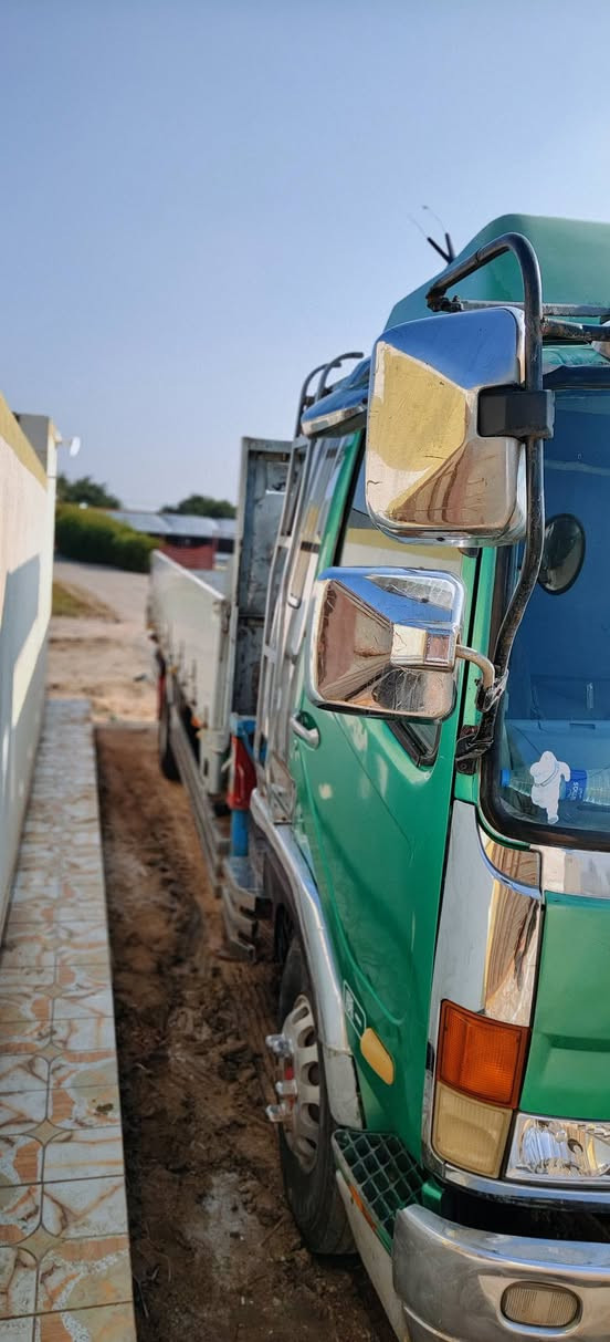 كرين للبيع ميتسوبيشي كرين جاهز خير من الله سلايتين شاصي كفاله القماره ما ناقصه اي شي بدي 6 مكينه توني مجفته شغل اهل النجف  سنويه 2027  موديل 99سياره مداور بساعته  السعر 195 رقم *********** مكانها ناصريه
