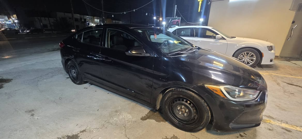 سلام عليكم
Elantra    Hyundai
2018 امريكي
رقم بغداد
سياره بيها قطعتين ضربتها ربع بنيد وجاملغ ومبدلات
وبيها ملاحضات بدوسات
سياره محرك DOHC 2000 دوش
كيرها AT اي تي
سياره صدرها جديد تايرات جدد
كفاله كير محرك 
دواخل قماش سياره جاهزه من كلشي
سعرها 110وبيها مجال
 عنون بغداد الغزاليه
رقم ***********
موجود Whatsapp وتساب
او Messenger ماسنجر
