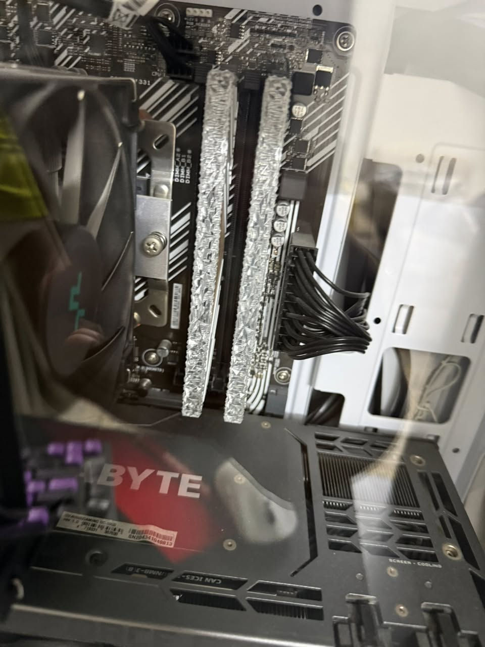 سلام عليكم بيسي+ شاشة + ماوس + كيبورد للبيع
بيسي مواصفاتة: 

معالج r7 5700x 

كارت شاشة rtx 3080 gigabytes 10gb

رامات ddr4 3800hz 16*2 32gb 

البور سبلاي 750w gold 

الهارد ssd m.2 1tb 

مبرد deepcool غازي فانين بس ناسي اسمة

مذر بورد b450 asus 

شاشة حجم 24 تردد 165hz ips 0.5 ms

كيبورد epomaker th80se 

ماوس attack shark x3 

مكاني كركوك وما عندي توصيل مع الاسف ما ابيع فردي بس بيسي ابيعة وحدة شاشة وماوس وكيبورد ما ابيع فردي بس اذا ردتة سوة ويا كيس تصير وسعر معقول تواصل خاص او هذا رقم بلواتس 

***********
