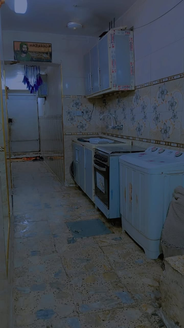 نصف قطعة (شرك ) ( 55متر ) قطاع 32 خلف جامع الحكمة قرب حسينية حجي صاحب   تحتوي على استقبال + غرفة نوم + غرفة اطفال + مطبخ  السعر 68 رقم موبايل ***********
