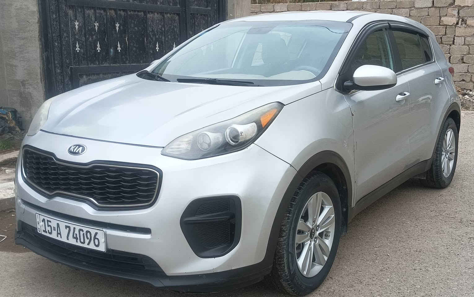 للبيع كيا سبورتج لون سلفر  2018 أمريكي حادث بنيد مصلح وبه صبغ مكينة 2400 مكفوله على وضع شركه كهربائيات وميكانيك كله على وضع شركة مواصفات نص فول تحكمات جهتين وشاشة ودرايف مود  السيارة جاهزه للاخير برغي ماعوزه ماشية 100 الف ميل قابل للزيادة الف جديدة بمعنى الكلمه السعر 140 وبيه مجال بسيط العنوان الانبار الخالدية  ***********.
