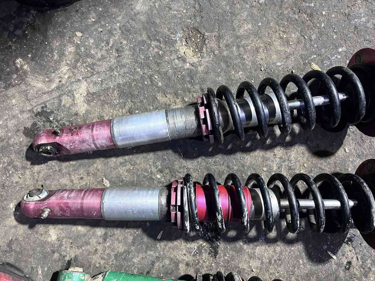 السلام عليكم دبلات رياضي للبيع  اكو بيهن تحكم طسه واكو مابيهن اني ماعرف بيهن ابيع كوم حديد 3 ازواج ***********
