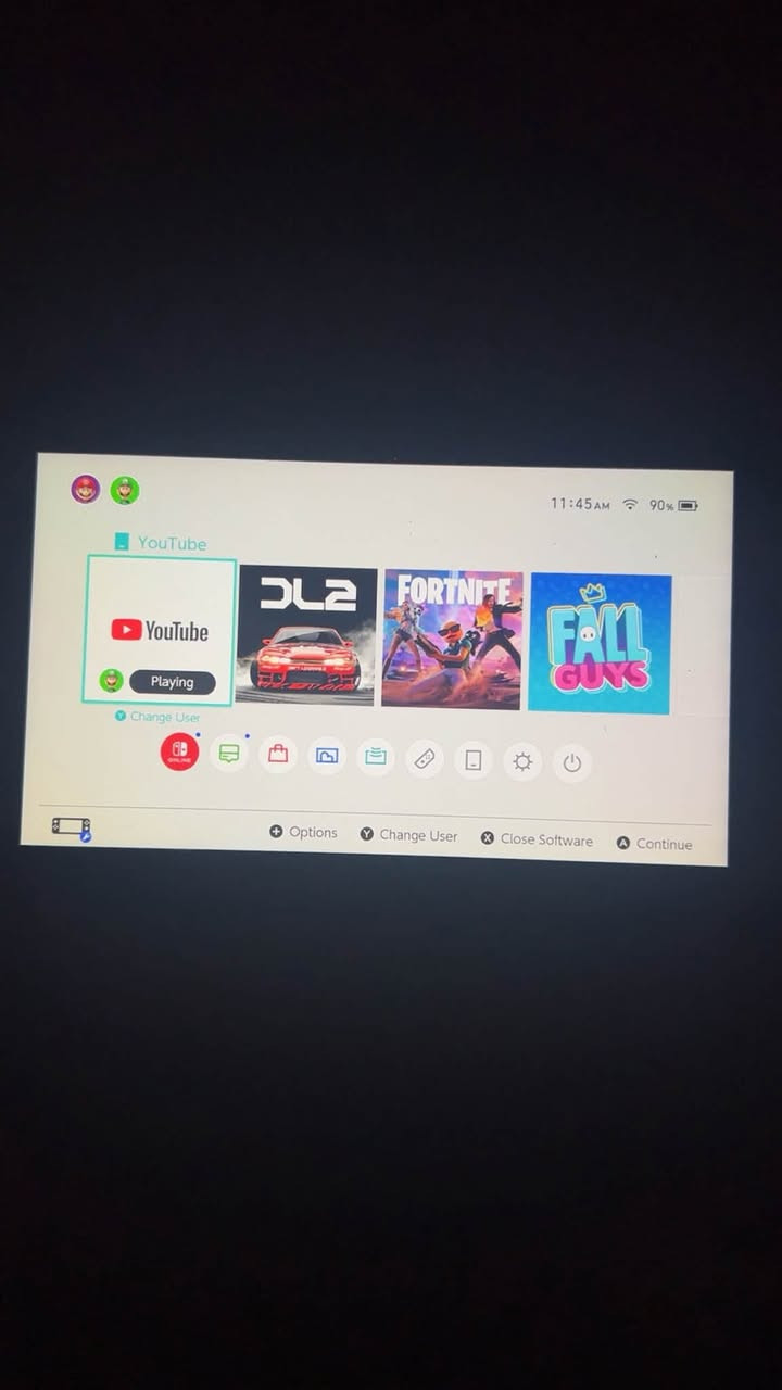 السلام عليكم شباب.. للبيع جهاز Nintendo Switch V2 النسخة المطورة (الي تجي ببطارية أقوى وأداء أفضل بمرتين من النسخة العادية). الجهاز غني عن التعريف، نظيف جداً جداً وبحالة ممتازة (أخو الجديد)، استعمال حشيم وما بيه أي شخط أو عيب، وشغال ومفحوص 100%.
أبرز مواصفات ومميزات الجهاز:
 التعديل الاحترافي: الجهاز معدل كاستم كامل (نظام Hekate الاحترافي)، يعني مكرك وجاهز تنزل عليه أي لعبة تنزل بالسوق مجاناً وبدون ما تدفع ولا دينار! وداعاً لأسعار الألعاب الغالية.
 الذاكرة والألعاب: وياه رام ساندسك (SanDisk) أصلي وسريع جداً بنقل البيانات، والجهاز حالياً متروس ومحمل بأقوى وأحدث الألعاب العالمية المشهورة الي تلعبها فوراً أول ما تستلم الجهاز، ومنها:
 اللعبة المنتظرة والمطلوبة EA Sports FC 26 
 سلسلة ألعاب ماريو الكاملة (Mario Odyssey, Super Mario Bros. Wonder, Mario Tennis Aces) 
 اللعبة الأسطورية Minecraft 
 الثلاثية الشهيرة GTA III 
 لعبة القطة المحبوبة Stray 
 ألعاب قوية ثانية مثل Sniper Elite 4 و Inside و Silksong وغيرها هواي!
 الملحقات: الجهاز يجي بكامل غراضه وملحقاته الأصلية ويا كارتونه النظيف (الدوك، الشاحن الأصلي، الجوي كونز).
ملاحظة: الجهاز كامل مكمل ومفحوص ومنزل عليه كلشي، يعني مال وناسة تاخذه وتلعب فوراً مابيه أي مصاريف إضافية. لقطة حقيقية للي يدور نظافة وراحة بال.
 [مراوس بـ ايباد ايفون]
 المكان: البصرة - الطويسة
 للتواصل والاستفسار: المراسلة على الخاص أو الاتصال على [***********]
