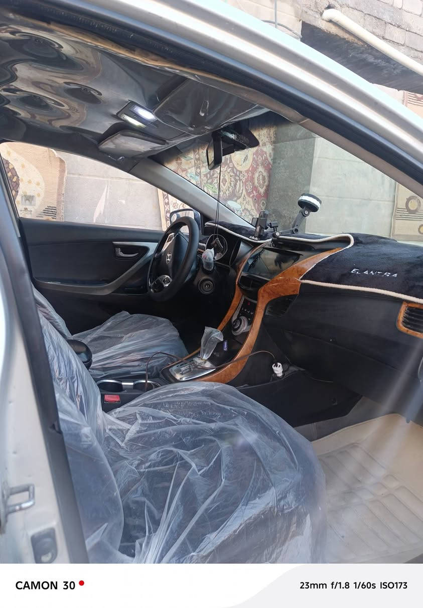 سلام عليكم النتره فانتي مديل 2012 سياره جهازه مابيهه نقص
ضربه مابيهه فقط صباغ ورد كوري 
***********  86
