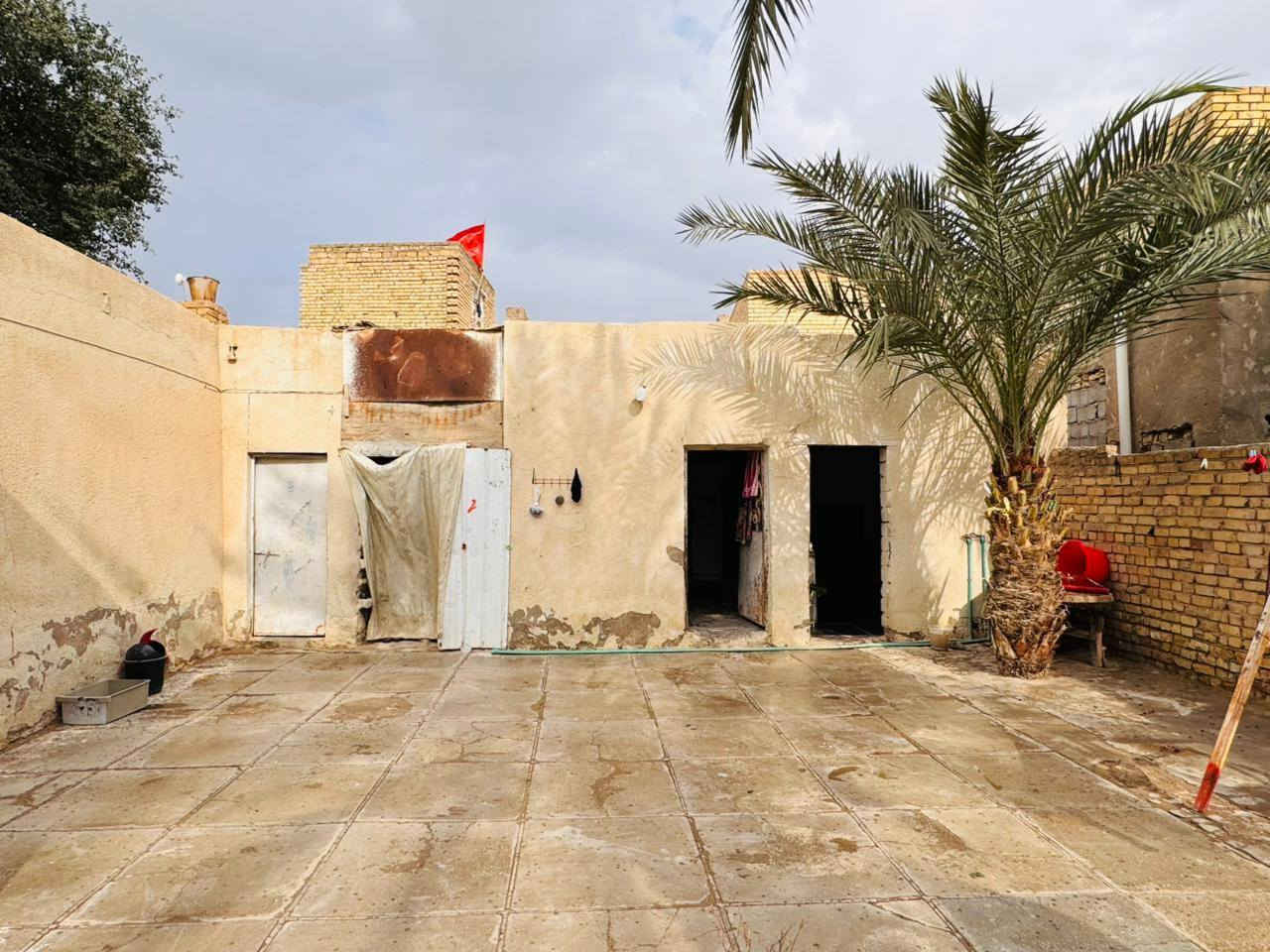 السلام عليكم بيت للبيع مساحتة 325م طابو صرف مامسحوب عليه اسكان
( بناء قديم ) فقط الديوانيه بناء حديث
غرف عدد 3
 مطبخ 
ومخزن 
البيت ع شارع صب كامل خدمات 
المكان : حي الروضة قرب مولد عقيل زرير  
للاستفسار : ***********
***********
