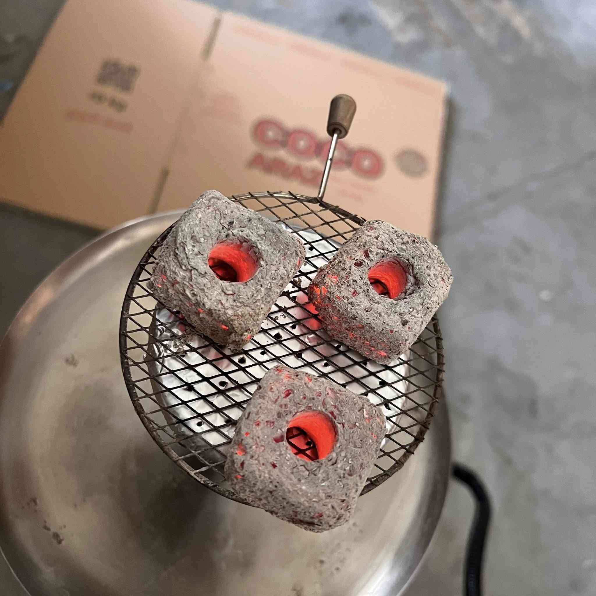 افحم فحم الطبيعي بـ وزن 4 كيلو 
وبطعم حقيقي حلقوم صافي
رخيصه ودرجة اولى وافضل حتى من موجود بالسوق
توهج ورماد واشتعال ويطول على فنجان 
شرط ريحه نهائيااااااً ماكو صفررررر 
فحمة قافلة ومكفوله للاخير 

فحم كوكو اراز
جملة فقط ***********
