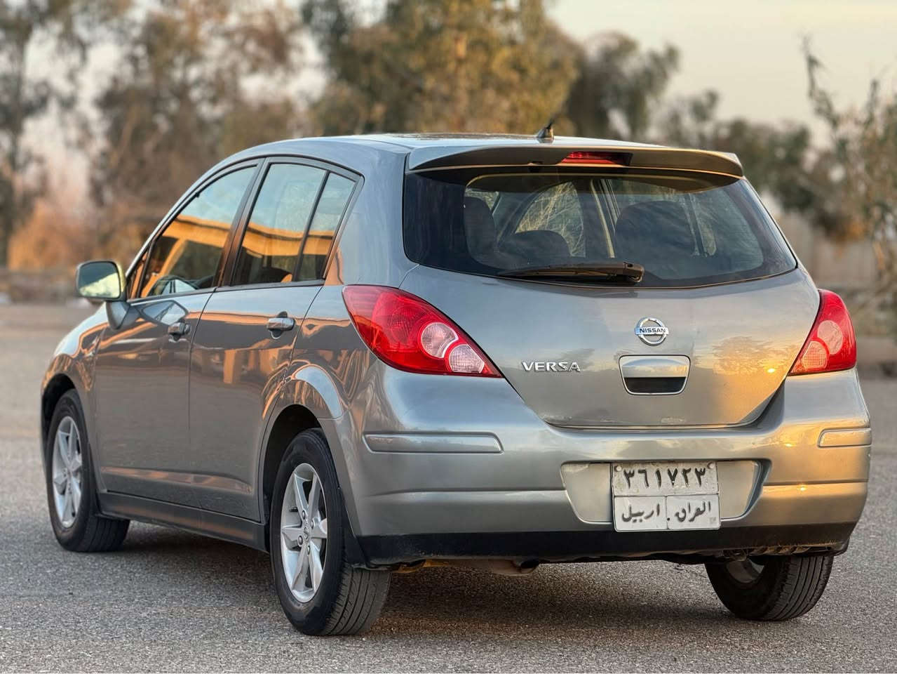 نیسان ڤێرسا 
2012
تۆماتیک
ڤۆلیۆم
چوارجام کارەبا
ئاوێنە کارەبا
کوشن جلد
تحدیل سورعە
سەنەوی بەسەرچوە
بۆیاغ بەس بۆنیت
بئ کالبونەوە 
نەرمە تەزرەکی هەیە 
ویلکەپ
گێرومەکینە بەشەرت
١٥٠هەزارکم رۆیشتوە
هەموو شتم نوسیوە 
سەیارەکی تەنک و جوان بئ مەسرەف
***********
واتساب *********** كويسينجاك, أربيل
