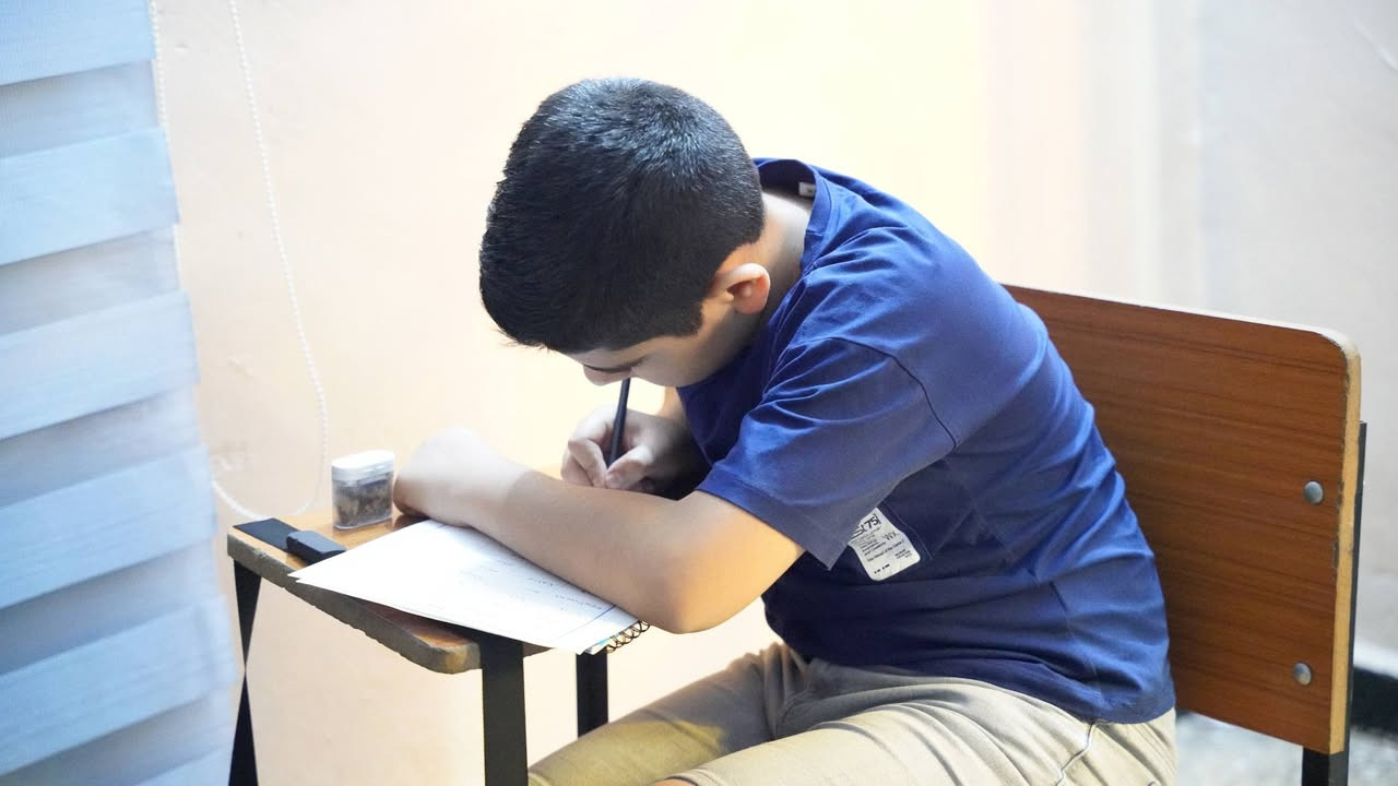 أطفالنا بعمر 4 و5 و6 سنوات لعمر 12سنه… يستحقوا بداية صح في تعلم اللغة الانكليزية 💛

✨ كورس تعلم وتحدث اللغة الانكليزية للأطفال ✨

صممنا الكورس خصيصًا للاطفال حتى يتعلموا بأسلوب ممتع يناسب عمرهم ويخليهم يحبوا الحصة ويتفاعلوا بكل ثقة 👧🧒

نبدأ معاهم خطوة بخطوة:
✍️ من مسكة القلم الصحيحة  
🔤 إلى تعلم الحروف والأصوات والكلمات الأولى  
💬 داخل بيئة تعليمية مهيأة بالكامل للأطفال

الكورس يعتمد على:
🎨 اللعب والأنشطة التفاعلية  
📚 طرق بسيطة تناسب عمر الطفل  
🧠 تنمية التركيز والتواصل والثقة بالنفس

⏳ مدة الكورس: 3اشهر
حتى نضمنوا أكبر استفادة وتأسيس قوي لكل طفل 🌟

لأن الطفل لما يتعلم في المكان الصح… رحلته تكون أجمل وأقوى
مركز اللغات البريطاني فرع الصويرة 
اختيارك الصح سجل الان 
*********** --- ***********
العنوان الصويرة شارع النجمة مقابيل سنتر العبدلي
