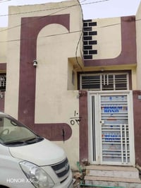 بيت على شارع المطار مقابيل ملحق القريه ماء وكهرباء واتبليط الحد باب بي...