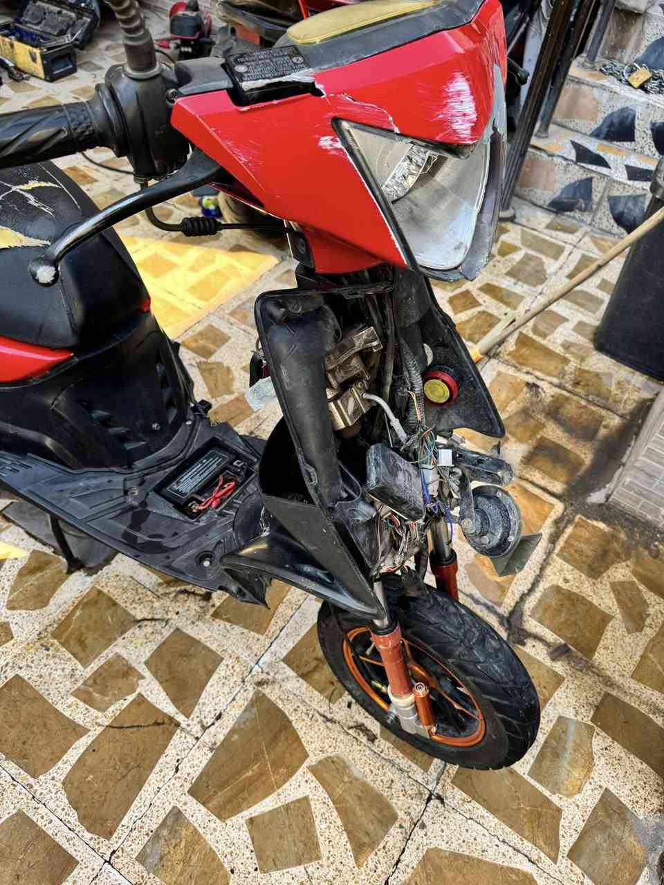 السلام عليكم للبيع ماطور MAXمضلع. صيني موديل 24مكينه 125cc
مكينه مامفتوح كبس فقط مبدل كور. اصلي 

موجود داخل المنشور  اكزوز رياضي. نار وفصلات  كلج رياضي اصلي ابريك. دسك شغال امامي وخلفي. سلف شغال هندر شغال بس مامشدود غراضه موحوده قايش اصلي مانع سرقه. قفل وفتح وانذار وتشغيل ناريه عن بعد لايت امامي غلي وناصي شغال هورن بس يحتاج تبديل مكاني اربيل قرب زيلان ستي. 

رقم موبايل وتساب ***********

السعر300وبي مجال بسيط
