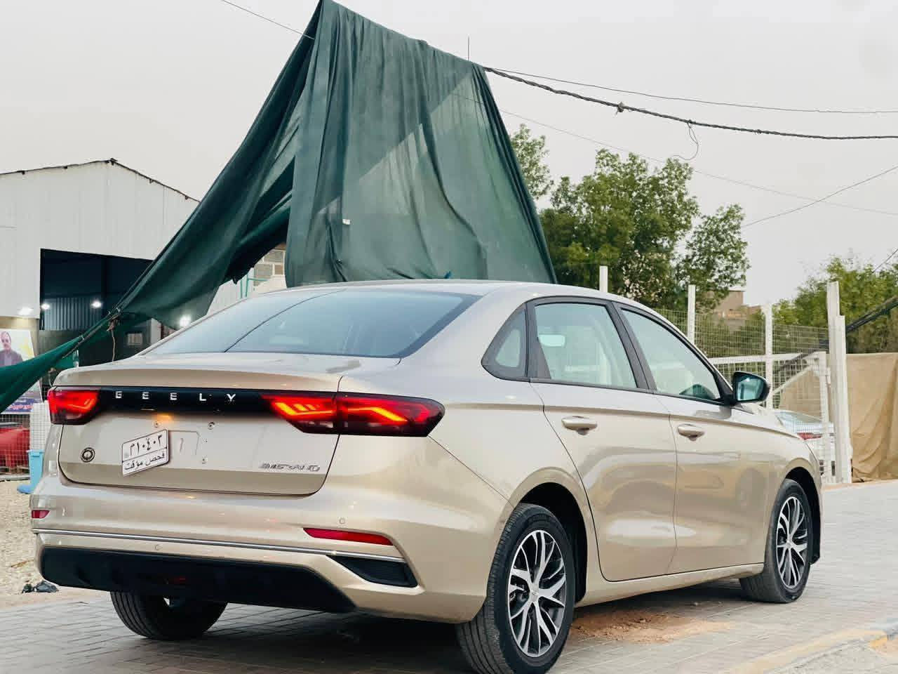 السلام عليكم. 

جيلي ام كراند. مديل 2023 

ذهبي فول مواصفات بصمه تحكم ستيرن حداديه مكينه كير تخم تاير جديد تبريد قطعتين 
مع ثلاث انضمه 
 سبورت. ايكوو وضع المريح 
سياره حره رادار امامي خلفي 
حساسات اماميه خلفيه 
لد امامي 
السعر 80.وبيها مجال لشراي 

الاستفسار. .***********

مكان سماوه المركز.
