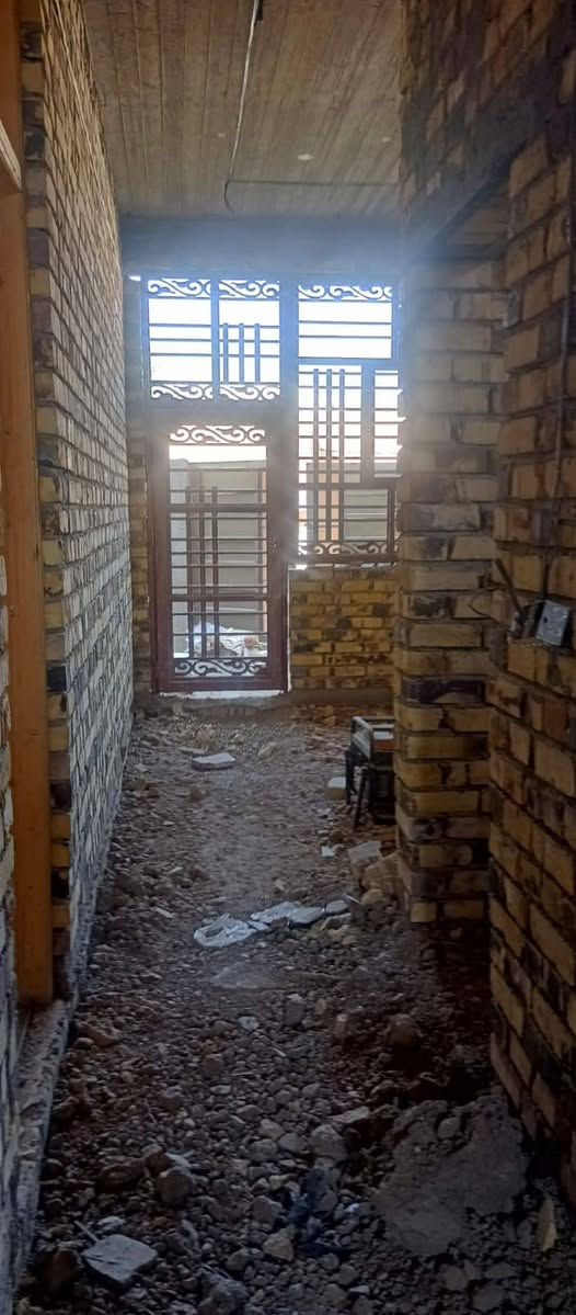 سلام عليكم دار للبيع مساحه 150يحتوي على غرفتي النوم استقبال مطبخ وصاله حمامات عدد اثنين طابور صرف العنوان حله ابو غرق اتصال على رقم الخاص ***********
