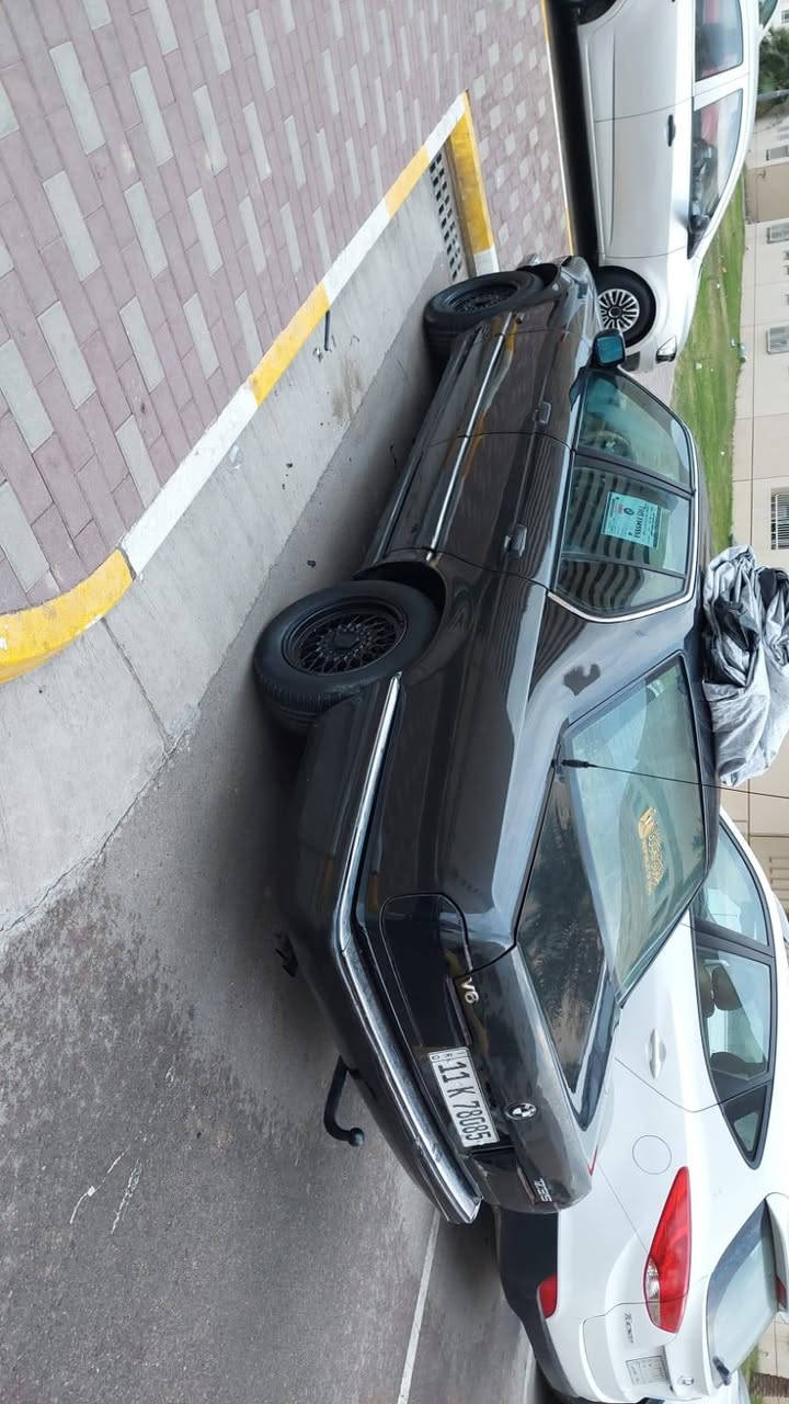 السلام عليكم BMW 735i
موديل 1991
لون اسود.
رقم بغداد دولي سنويه باسمي.
وارد ياباني
محرك مفتوح V6
كير اوتو
صدر امامي جديد
صدر خلفي جديد 
تخم تاير 
تبريد شرط
ادمه مسوي المنضومه البانزين 
بلكات نوزلات مجاول فيت بم .
السياره هزه جديده مابيه لا حادث ولا معجون كلهه شغاله
السعر 55 وبيه مجال بسيط 
مكاني بغداد مجمع بسمايه
متواجد وتساب (***********).
