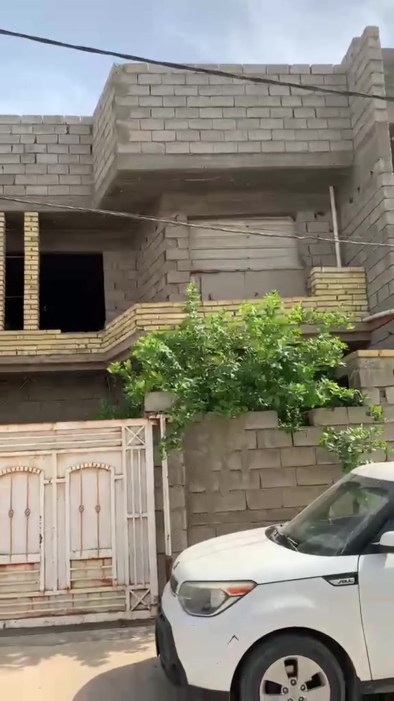سلام عليكم           دار سكني طابو صرف
حي الشرطة بهرز  شارع مدرسة السدن قريب على الشارع العام وقرب جامع الشكور 
مساحتة  ١٥٠ متر واجهة ٧  
طابق الاول استقبال ومطبخ  وصالة وغرفة نوم وصحيات 
الطابق الثاني غرفة نوم وصالة وصحيات كاملات وبيتونة + غرفتين بالوجه هيكل 
***********
