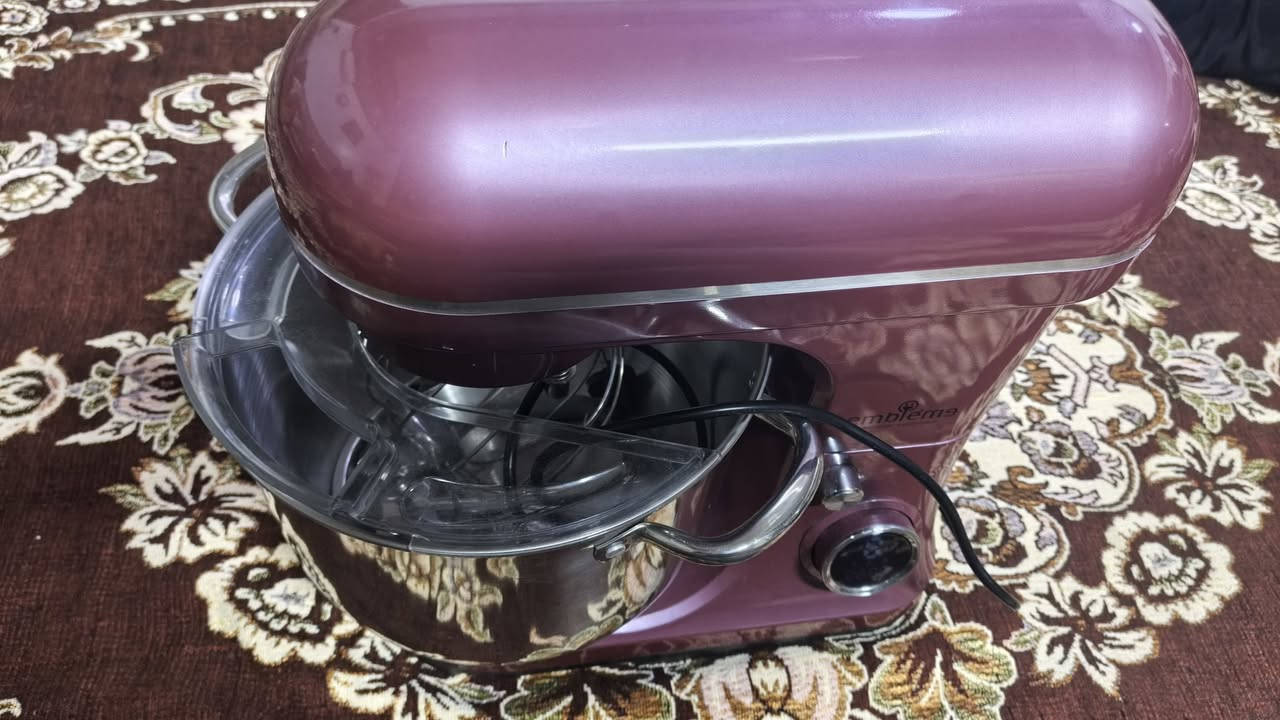 خلاط قائم احترافي Embleme EM11P2 ✅
‏
‏مستخدم مرة وحدة بس 👌
‏
‏سعة 11 لتر !  🫙
‏
‏شاشة رقمية 📟
‏
‏يجي 8 سرعات مختلفة ! 
‏
‏محرك قوي بقوة 2000 واط ⚡
‏
‏خطافات عجن مزدوجة ( دبل هوك) 
‏
‏سعر 175 وبيها مجال 💵
‏
‏مكاني شقق الخضراء📍
‏
‏*********** : 
‏
