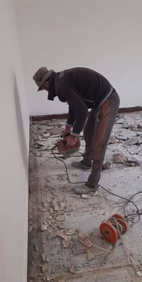 كادر عمل انواع العمل جاهزين للتفليش البيوت القديمه وقلع ارضيات وصب حدل...