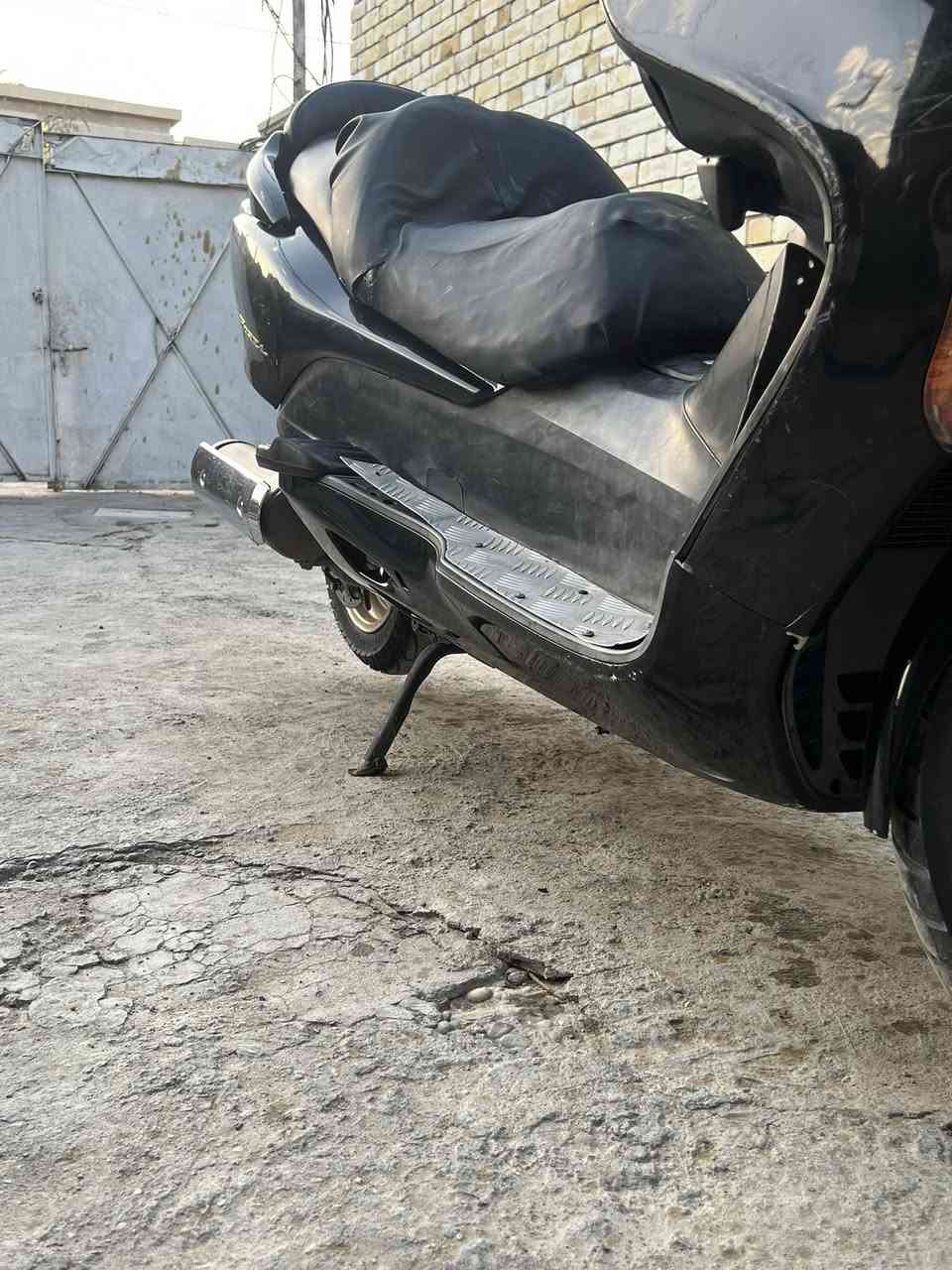 السلام عليكم  فورزة 08 كرستال عاميها .
الهاتف : ***********.     
الدراجة محرك مكفول ما مفتوح . 
كلچات رياضية شلعة ومعدل تشك الكاع معدلها 140 .
الدراجة لايتات عالي ناصي .
سماعتها تشتغل وكذالك بيها دمام .
- دهـن ما ادير غـير موتل .
- وبانزين مُحسن الدراجة مداريها . 
الگڤر الأمامي مكسور كـما موضح بالصورة .
والباقيات شخـوط خفيفة .
باتري جديد شحن الدراجة ١٣.٥ بالمشي ١٤ . 
قبق كلچات موجود هـوَ وكڤراته .
( مكاني بغداد الدورة المهدية الثانية ) . 
السعـر :(800) وبي مـال بسيط حـگ الجية . 
-- أكفلـك سرقة .
-- اوراق اليابان بيها .
-- اسوي بيها مُكاتبة .
