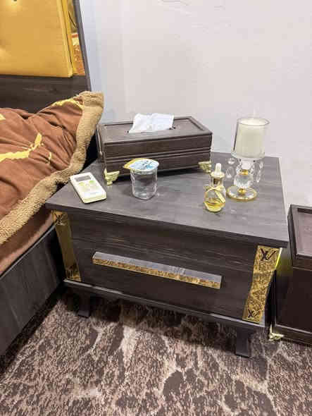 للبيع غرفة نوم لويس فيتون مرتبة ومستخدمة استخدام خفيف، نظيفة كلش وما بيها أي عيوب تذكر.
الخامة فخمة، شكل راقي، وتنسيق مرتب يناسب كل غرفة.

المحتويات:
 • تخت مزدوج
 • دولاب ملابس
 • كومودينات عدد ٢
 • ميز تواليت و مرآة

الحالة: نظيفة – استعمال بسيط
الموقع: بغداد حي الجامعة
السعر: 450 الف وبيهة مجال 
الاستفسار : ***********
