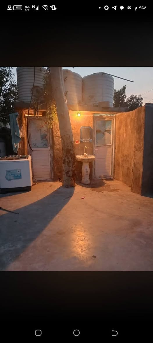 سلام عليكم بيت البيع قرفتين وصاله وستقبال ومطبخ البيت مساحته 200متر ومتوفر مي وكهربا ومجاري وتبليط باب البيت رقم الهاتف الستفسار ***********
