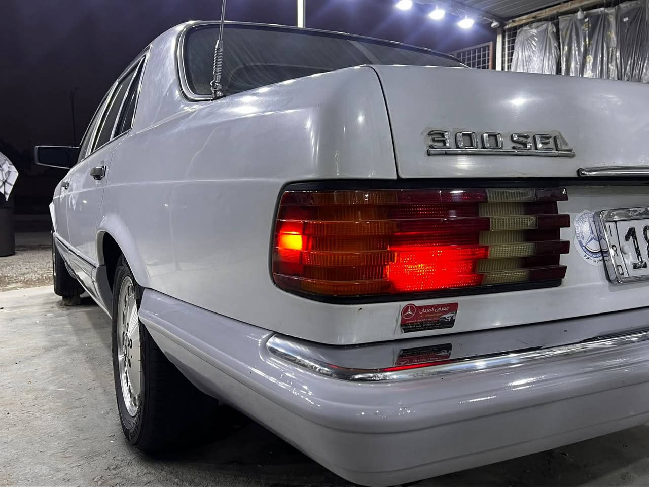 سلام عليكم. للبيع مارسدس مديل 88حجم 300باب طويل سياره نضيفه كلش رقم بغداد فول بيه مكانات صبغ دواير جاملغات الخلفيه بيه مكينه بيه بخار 
وياه كير ومكينه وورد ياباني 
بعدهي ممشدوده 
يعني بيه كير ومينه بلاديات وياه كير ومكينه حاويه بعدني ماشادهن  مكان سياره كربلاء 
للستفسار *********** 
السعر 85
