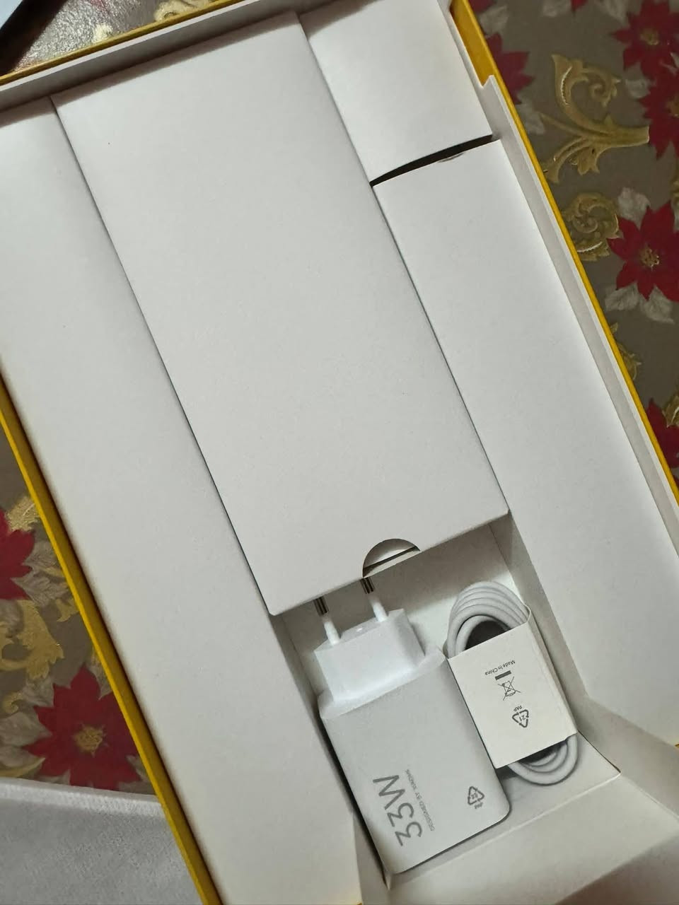 بوكو باد مستعمل مع قلم +ملحقات 
بوكو باد مستعمل مع قلم +ملحقات مواصفات الذاكره 256

الرقم ***********

- *الشاشة*: 12.1 بوصة IPS LCD بدقة 1600x2560 بكسل ومعدل تحديث 120Hz

- *المعالج*: Qualcomm Snapdragon 7s Gen 2 ثماني النواة

- *الذاكرة*: 8GB RAM و128GB أو 256GB تخزين داخلي مع دعم بطاقة microSDXC

- *الكاميرا*: خلفية 8MP وأمامية 8MP

- *البطارية*: 10000mAh مع شحن سريع 33W

- *نظام التشغيل*: Android 14 مع واجهة HyperOS

- *الاتصال*: 5G, Wi-Fi 6, Bluetooth 5.2

- *الأبعاد*: 280x181.9x7.5 مم ووزن 571 جرام

يتميز بوكو باد بتصميم أنيق وخامات عالية الجودة، كما يدعم استخدام القلم المغناطيسي ويحتوي على 4 مكبرات صوت لصوت مذهل [1][2][4].

بوكو باد مستعمل مع قلم +ملحقات مواصفات
