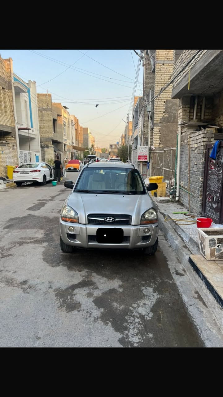 السلام عليكم
توسان 2009 للبيع السياره مكفوله كفاله عامه 
قطرة صبغ ما بيها ولا حادث ولا بارد 
سياره نظيفه تخبل
بيها بس شخوط وجراد بسيط
رايدها ب120 
***********
