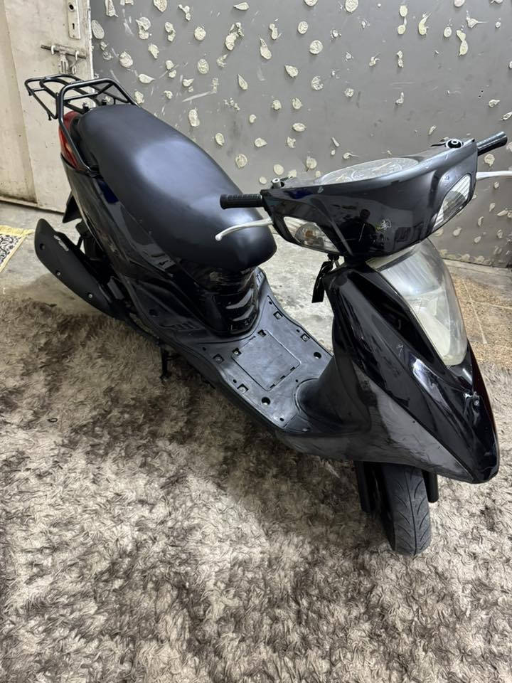 ً
سلام عليكم 
دراجه بريز لايت ناصي
فحل ابريك امامي فج احمر
دراجه نوزل مو كابريتر 
حيل جديده وممتعوبه ابد دراجه بحالت الوكاله
كفرات نضاف واحد منهن بي فطر الي بصفحه
ولبقيه خير من الله علمن الدراجه مماشيه هواي
محرك مكفول برغي ممفتوح منهه والي يريدهه يجيب فيتر ويا
كهربايات كلهه شغاله وتيب ماعليهن 
تايرات جدد
دهن موتل 
بانزين محسن
تتعب اتكول الدراجه جديده
رايدهه 650 وسعرهه معقول ولحد يكلي تغني جيبلي دراجه بيهج نضافه وبهيج سعر  
عنواني بغداد ورقمي  ***********
