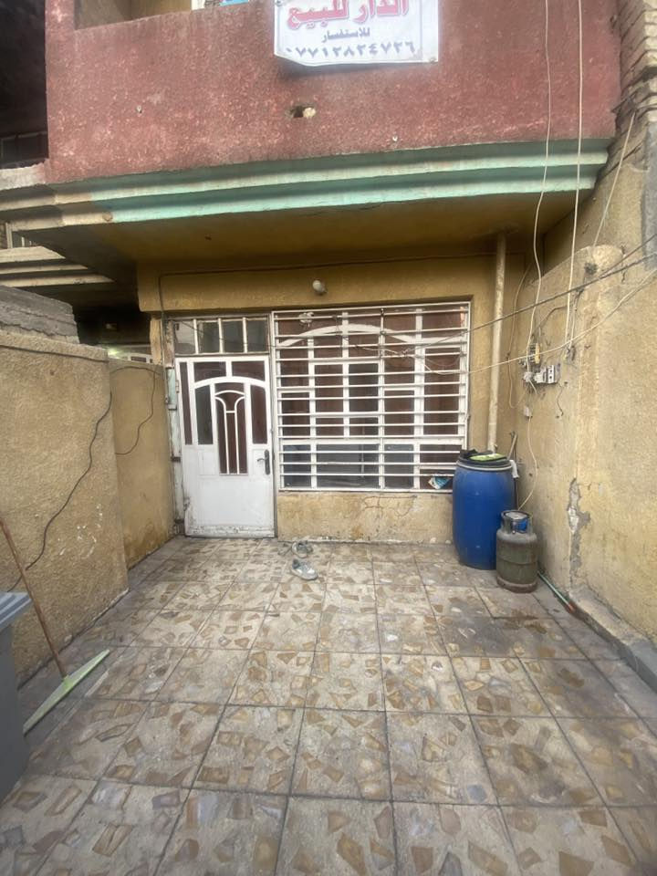بيت طابقين في منطقة الكفاءات قرب مدرسة بغداد يحتوي استقبال مطبخ وصالة طابق ثاني غرفتين مع حمام داخلي وخارجي مساحة 75 متر السعر ١١٥ 
رقم ***********
