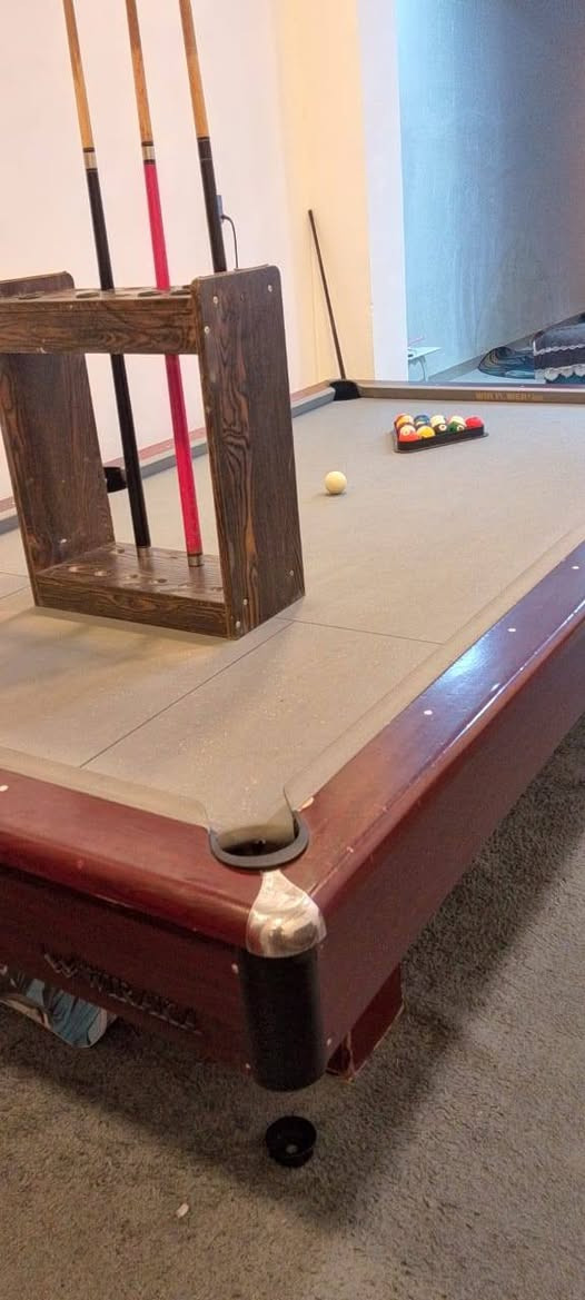 بليارد ويركة نظافة 80% ويركة
ويا سيتين طوب جدد 
مع 4 كيوبات و20 چوك 
مكاني نجف سعرة 500 
.
***********
