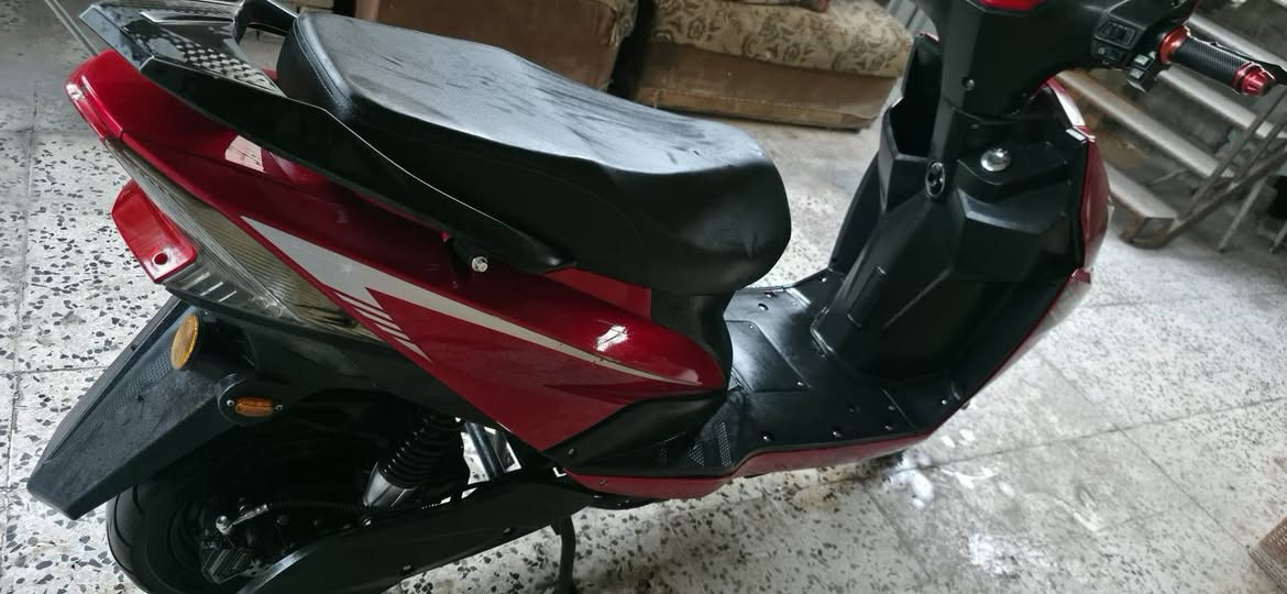 دراجة شحن سكنس موديل 2024 فول مواصفات شاشة ديجيتال ذكية V/30AH بطارية ليثيوم زنون نضام دبل اشارة نام LED عجلات جوبلس
ملف 2000  4 سرع نضام ويل رياضي ستاند جانبي صندوق km السرعة الفعلية 80 حقيقي
بيها كم طخة وكلهن موضحات ب الصور 
وبيها مشكلة البطارية اعتقد تعبانة يردالها تبديل متمشي اكثر من ٣٠ كيلو 
السعر ٦٠٠ وبي مجال 
***********
