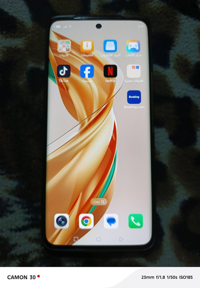 ‏ هاتف HONOR X9b 5G (ويعرف برقم الموديل ALI-NX1)، ويأتي باللون البرتقالي المميز المصنوع من الجلد النباتي (Sunrise Orange).
‏​إليك نظرة سريعة على أهم المواصفات التقنية لهذا الهاتف:
‏​📱 الشاشة والتصميم
‏​الشاشة: شاشة منحنية من نوع AMOLED بحجم 6.78 بوصة، وبدقة 1200 \times 2652 بكسل وتردد 120 هرتز.
‏​ميزة المقاومة: تتميز هذه الشاشة بتقنية HONOR Ultra-Bounce لمقاومة الصدمات والسقوط، وهي من أبرز نقاط البيع لهذا الهاتف.
‏​الخلفية: جلد صناعي (ملمس جلدي) مريح لليد ومقاوم للبصمات.
‏​⚙️ الأداء والعتاد الداخلي
‏​المعالج: Qualcomm Snapdragon 6 Gen 1 بدقة تصنيع 4 نانومتر.
‏​الذاكرة العشوائية (RAM): يأتي غالباً بـ 12 جيجابايت (مع إمكانية توسيعها افتراضياً عبر النظام).
‏​ذاكرة التخزين: 256 جيجابايت 
‏​📸 منظومة الكاميرات
‏​يحتوي الإطار الدائري الكبير في الخلف على كاميرا ثلاثية:
‏​الكاميرا الأساسية: بدقة 108 ميجابكسل بفتحة عدسة f/1.8.
‏​الكاميرا الواسعة (Ultrawide): بدقة 5 ميجابكسل.
‏​كاميرا الماكرو: بدقة 2 ميجابكسل.
‏​الكاميرا الأمامية: بدقة 16 ميجابكسل متواجدة في ثقب منتصف الشاشة.
‏​🔋 البطارية والشحن
‏​السعة: بطارية ضخمة جداً بسعة 5800 مللي أمبير، وهي من أقوى البطاريات في فئتها السعرية وتكفي للاستخدام المكثف بسهولة.
‏​سرعة الشحن: يدعم الشحن السريع بقوة 35 واط عبر منفذ USB Type-C.
‏  الجهاز لا مفتوح ولا مصلح السعر 250


**إذا كنت صاحب هذا الإعلان وتريد حذفه لأي سبب، رجاءا أرسل رسالة إلى الدعم الفني**