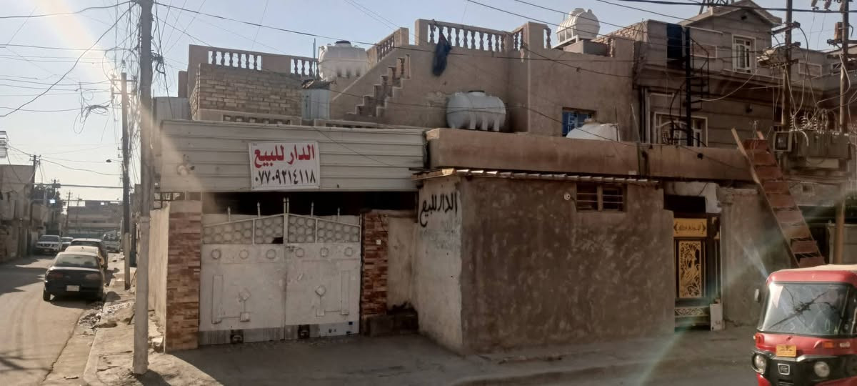 السلام عليكم دار للبيع ملك صرف البيت ركن مربع على شارع العام الأمين ثانيه سوق شهداء قرب شارع دجاج الاتصال على الرقم وتساب او خاص ***********
