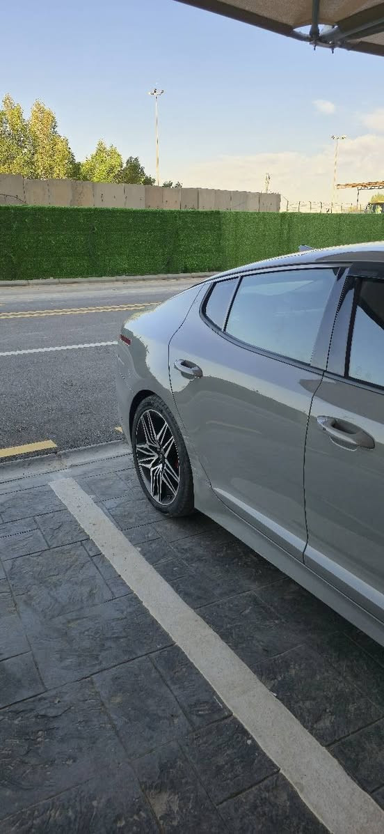 للبيع  
كيا ستنكر 😵‍💫GT2   V6 
موديل2022
مكينتها 3.3 
‏TWIN TURBO🚀🚀✈️ 
الحادث غرق 11% و بالعراق جاملغ الراكب تعديل ع البارد خفيف  
اللون سمنتي 🦏 
للعلم السياره من امريكا دايركت الي بانزينها كله بين سوبر و محسن 
دهنها اكسادو بلاك ادشن من الحسام 
حداديتها جديده و وكاله 

السياره ماشيه 55000 km
المواصفات الباقيه :
1-بانوراما
2-نظام داتا شو(يعرض السرعة وباقي تفاصيل السيارة على الجامة مقابيل السايق)
3-بصمه
4-اربع كامرات 
5-شاحن لاسلكي
6-سستم صوت 15 سماعه🎙️
7-تبريد وتدفئة كشنات اماميه
8-كشنات جلد حضن رياضي
9-كشنات كهرباء وميموري
10- 5وضعيات قيادة
11-تدفئة ستيرن
12-حساسات امامي خلفي
13-نقطة عمياء
14-اوتو هولد
15-انارة دشبول 7 الوان
16-توقف ذاتي
17-سايد بريك بصمه
18-رادار امامي وخلفي وجانبي
19-نظام كروز كونترول
20-تحديد مسار على خطوط الشارع
21-لايت زينون ولد نهاري
22-بريك بريمبو 6بستم
23-شاشه حجم كبير
24-ستيرن كهرباء وتحكم كامل
25-تشغيل عن بعد
26-مري شفط 
27-دواخل احمر 
28-ستيراً رياضي D 
29لايتات زنون دبل عدسه 
30-مري تدفئة
32- داخ
33- كير طياره 
34وضعيات الستيراً كهرباء 
35-رقم بغداد 
36-نيكلات برونزي 
37- فجوج برمبو احمر 
38 صندوك كهرباء 
39 نظام eco/sport/smart/custum/comfort
40-نظام اوتو ستوب عند الاجتياز او الرجوع الى الخلف 
41-سستم سماعات Harman kardan 
السعر 23.000$ 

مكان السياره بغداد الكرخ 
*********** وات ساب
