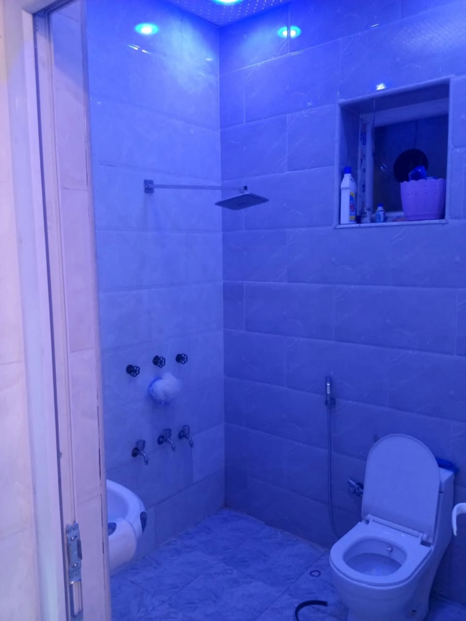 السلام عليكم بيت 80متر طابو صرف بسمي بناء حديث طابق واحد جاهز يتكون من استقبال وحمام ومطبخ  وغرفة نوم والثاني غرفه نوم وخدمات بيتونه وسطح المكان الشرطة الخامسه شارع الصوره مال سيد مزهر نفس قريب من مدرسه الماجدات للتصال ***********
