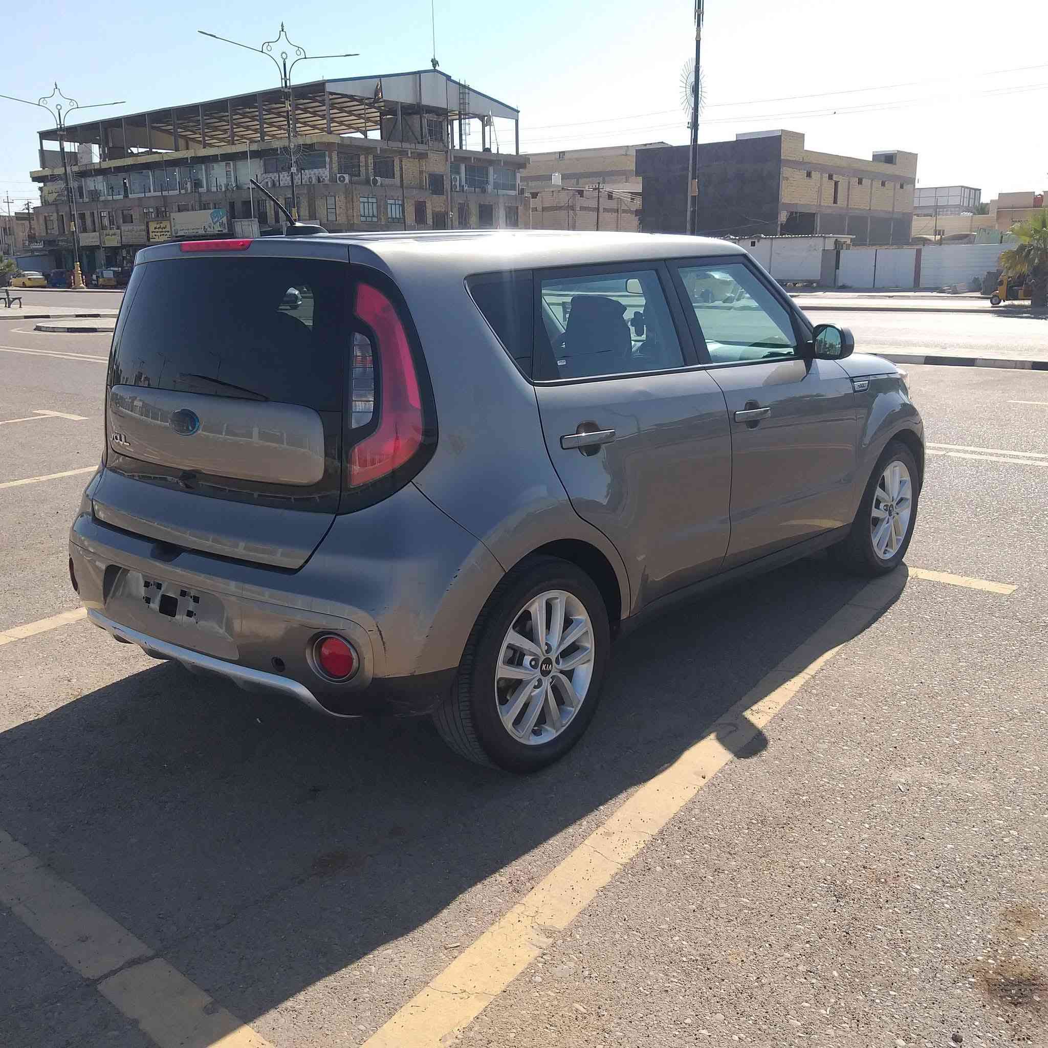 السلام عليكم
سياره كيا صول للبيع وارد امريكي موديل 2017 محرك 2000  سياره باسمي رقم ميسان تحويل جديده السياره حادث بسيط جدا موضح بالصور
مواصفات سياره الاعتياديه 
كأمره خلفيه 
حساس تايرات 
تحكم ستيرن
منفذ شخن 
ماشيه السياره 83ميل 
السعر المطلوب 120
للاستفسار اكثر اتصل ع رقم 
***********
