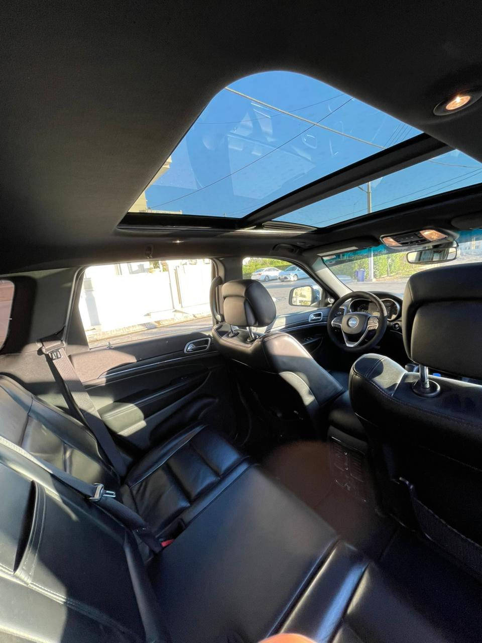 سلام عليكم
JEEP GRAND CHEROKEE LIMITED 
2021
بيه قطعتين 
جاملغ وبنيد بدون دواخل وشواصي 
فول مواصفات كشنات جلد 
ماشيه ١٠٥ الف كيلو متر  
تحكمات ستيرن 
كشنات كهربائيه 
شاشه جبيره 
انطمة دفع رباعي 
رادارات جانبيه 
وبقيه المواصفات المعروفة 
مكانه اربيل 
رقم وسنويه كله جديد 
رايده ب٢٥٥ وبيه مجال 
رقم الشاصي 
1C4RJFBG7MC536658
الرقم مو وياهه علىيه  رقم عادي 
0774 788 8388
0750 234 8878
