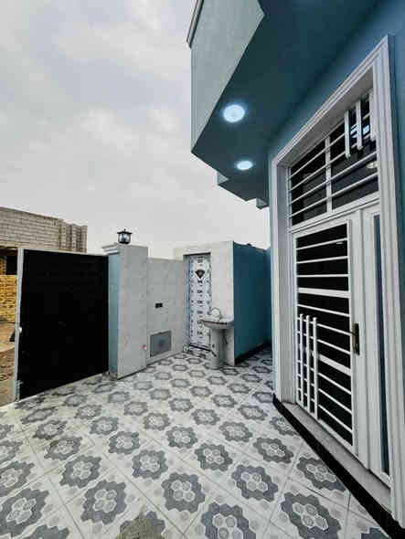 السلام عليكم بيت للبيع واسط حي الحكيم شارع الوائليه يحتوي على غرفتي النوم وصاله واستقبال وصحيات بناء حديث البناء طابوك المساحه 130 خدمات واصله يبعد عن الشارع 250 اسعر خاص المراجعه دلاليه سيد حيدر***********
