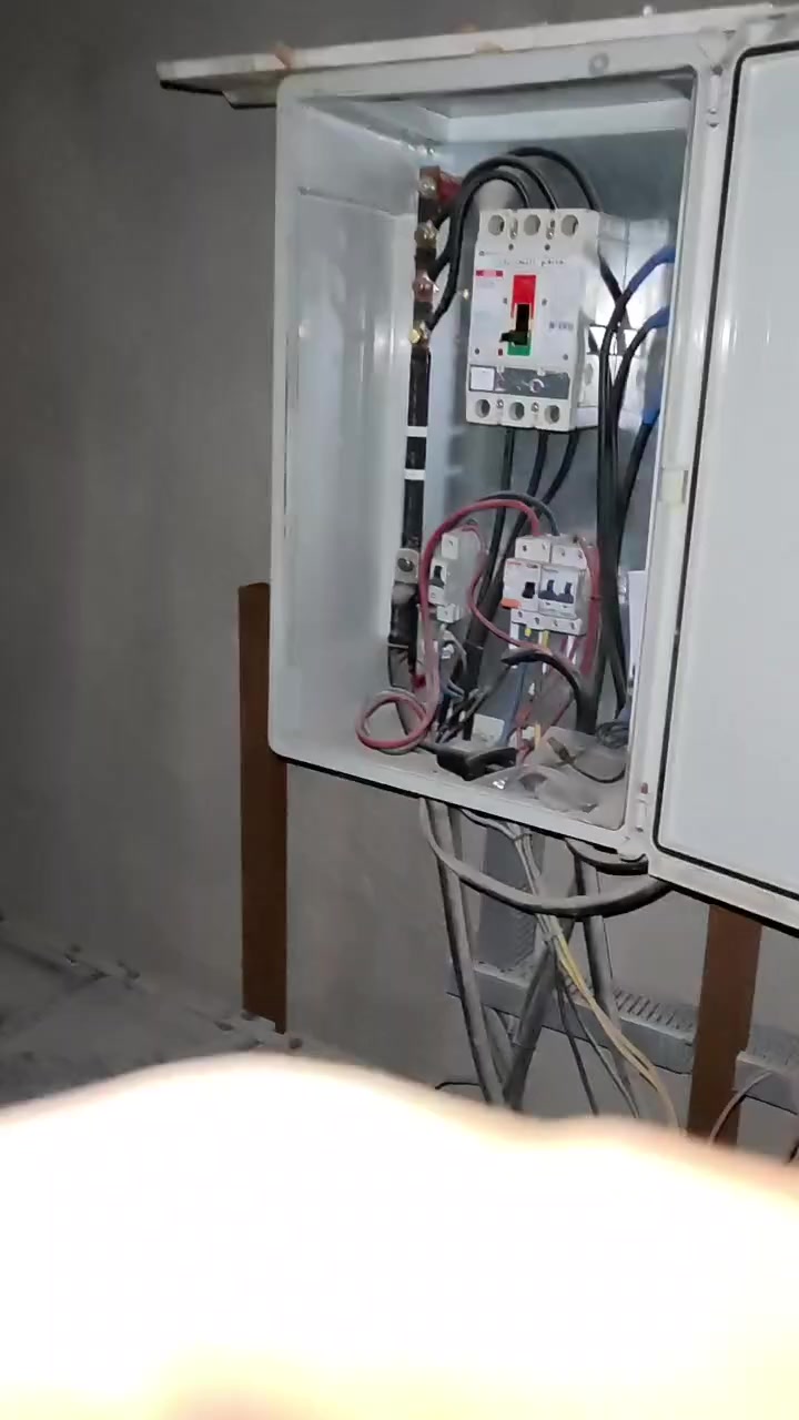 اعلان للبيع طاقه شمسيه ١٢ لوحه و١٢ بطاربه هي وغراضها نقصها انفيرتر  فقط والباقي كله شغال للاستفسار الاتصال    ***********
