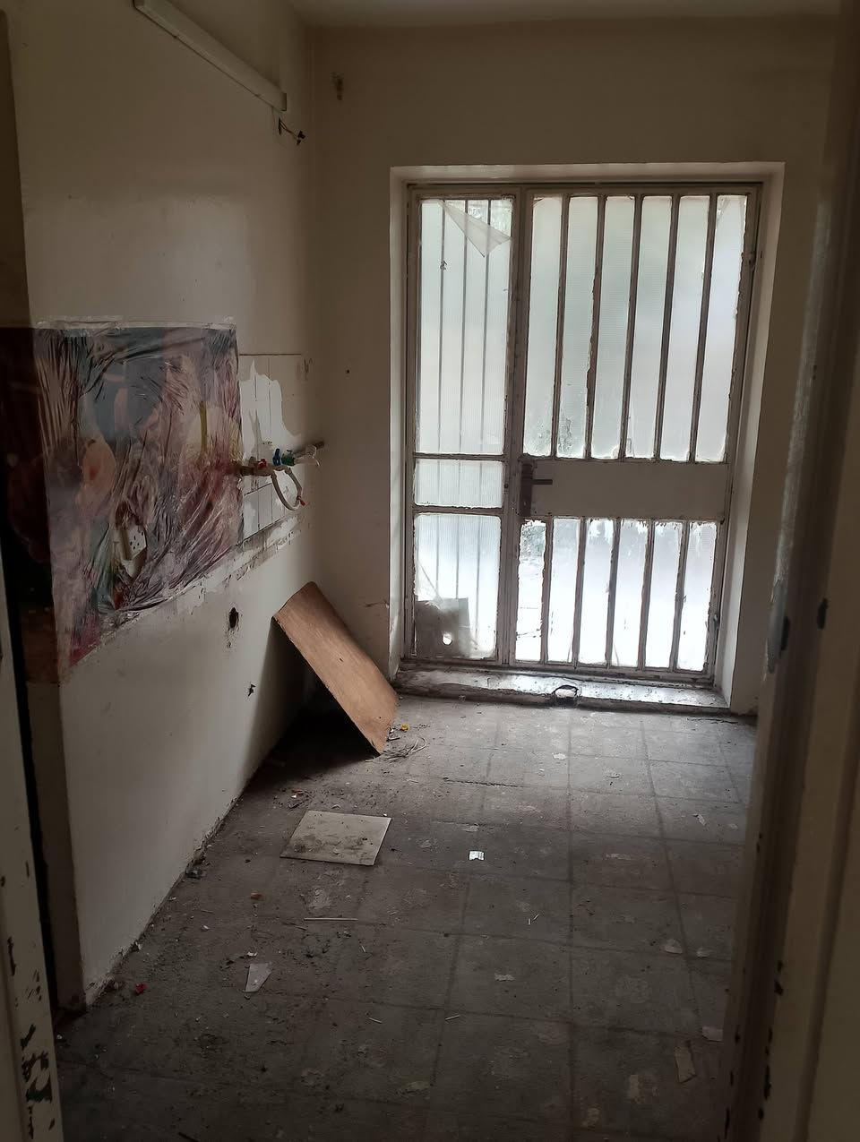 السلام عليكم شقه لليجار في شقق الخظراء على الشارع العام موقع مميزه مساحه 200متر غرفتين هول مطبخ صحيات وستقبال التواصل ***********اسيا ***********
