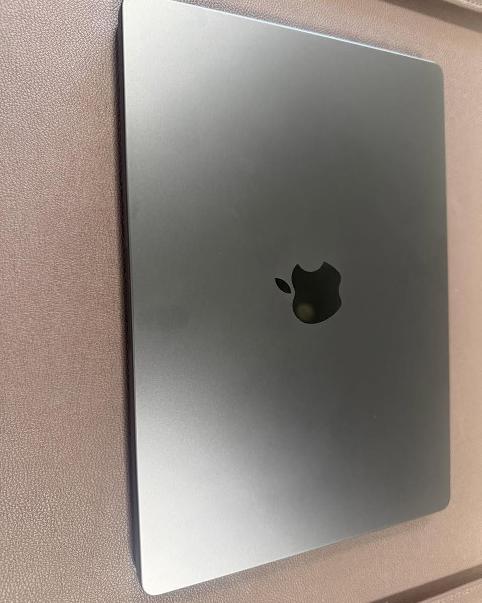 MacBook pro M5 14 inch 
Ram 16 👌👌
Hard 512😉😉
نظافة 💯 %
Battery  🔋 100%
تحت الضمان
Keyboard US
السعر. 2,400,000
للاستفسار والتواصل #دايركت 
او #واتساب
***********
