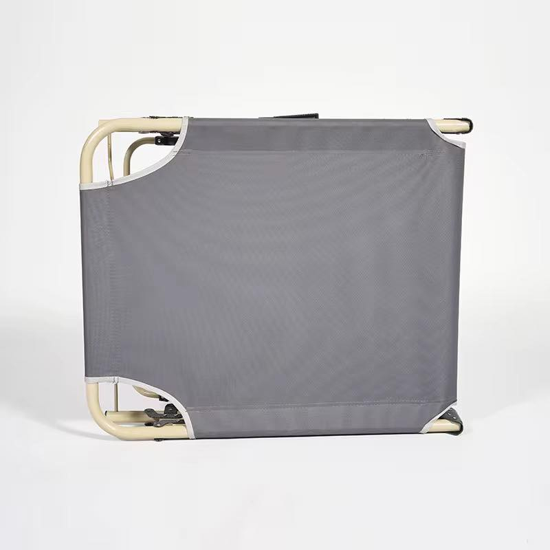 هذا المنتج هو سرير تخييم قابل للطي، مصمم ليكون خفيف الوزن وسهل الحمل. 
أبرز المميزات:
سهولة التخزين: يمكن طيه بسرعة لتوفير المساحة، مما يجعله مثاليًا للرحلات، التخييم، أو حتى كسرير إضافي للضيوف في المنزل.
المواد: يصنع عادة من إطار فولاذي متين وقماش بوليستر مقاوم للتمزق والماء.
الراحة: تأتي بعض الطرازات بمسند ظهر قابل للتعديل بعدة أوضاع للاسترخاء.
الأبعاد التقريبية: يبلغ طوله حوالي 170-190 سم وعرضه حوالي 56-70 سم.


**إذا كنت صاحب هذا الإعلان وتريد حذفه لأي سبب، رجاءا أرسل رسالة إلى الدعم الفني**