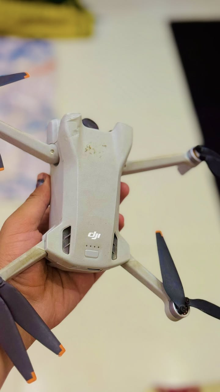 سلام عليكم
طيارة درون مني ٣ 

ملحقات بطاريات عدد اثنين بلاص 

السعر مليون بيه مجال 

العنوان الديوانية البدير 
***********
