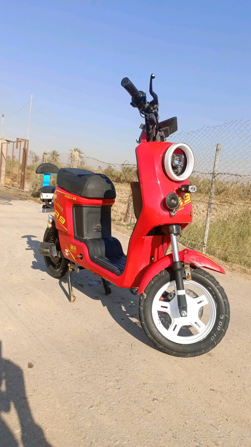 السلام عليكم دراجه شحن R9للبـيع نظيفه بيهه اكبربطاريات بلسوگ+سكليتر جديد+تايرخلفي جديد الدراجه كامله من شاحنه و سله وتچوه سوده +امرايات نقصهه بس مدگر وره فقط والسعر (400) عنوان بصره الزريجي النزله البرازيليه الرقم *********** بي واتساب