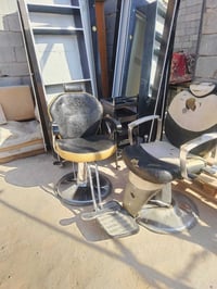 للبيع كراسي 2  وعربانه  جك يشتغل ومابيهن شي واحد جديد والثاني بس دوشمه...